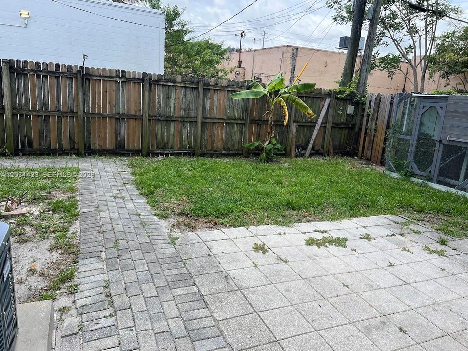 For Rent: $1,950 (2 beds, 1 baths, 1640 Square Feet)