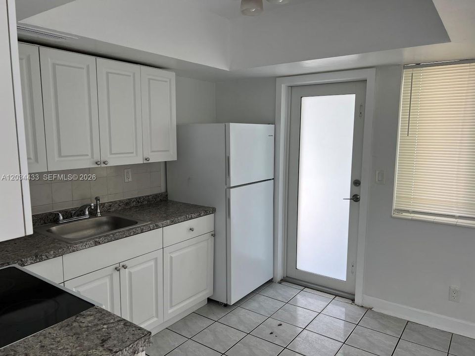 For Rent: $1,950 (2 beds, 1 baths, 1640 Square Feet)