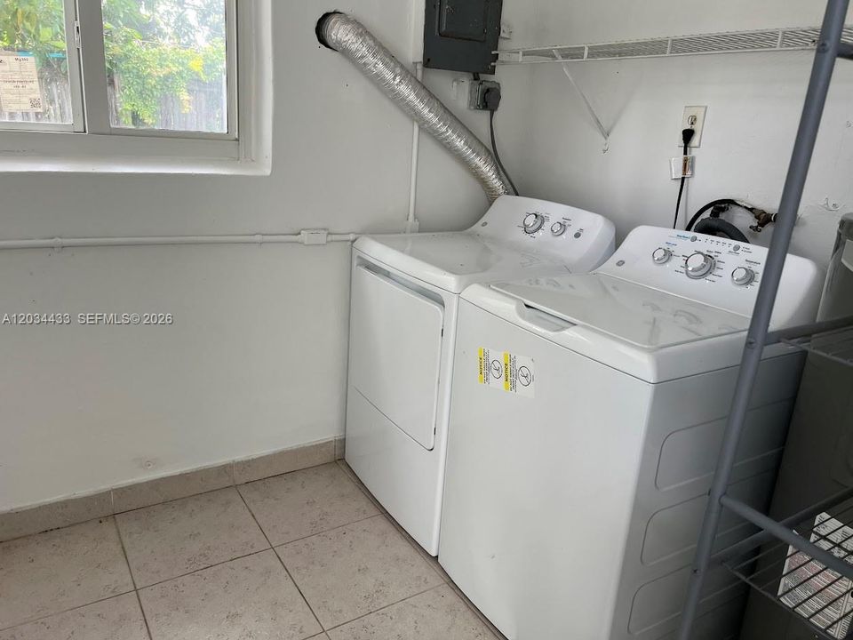 For Rent: $1,950 (2 beds, 1 baths, 1640 Square Feet)