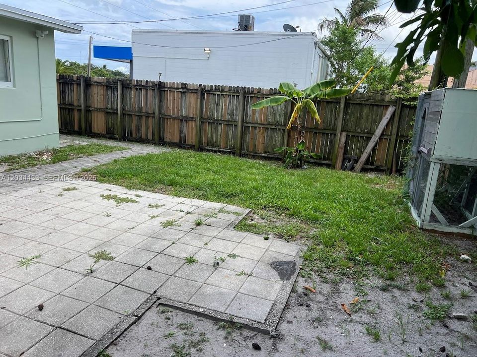 For Rent: $1,950 (2 beds, 1 baths, 1640 Square Feet)