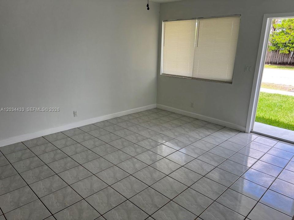 For Rent: $1,950 (2 beds, 1 baths, 1640 Square Feet)