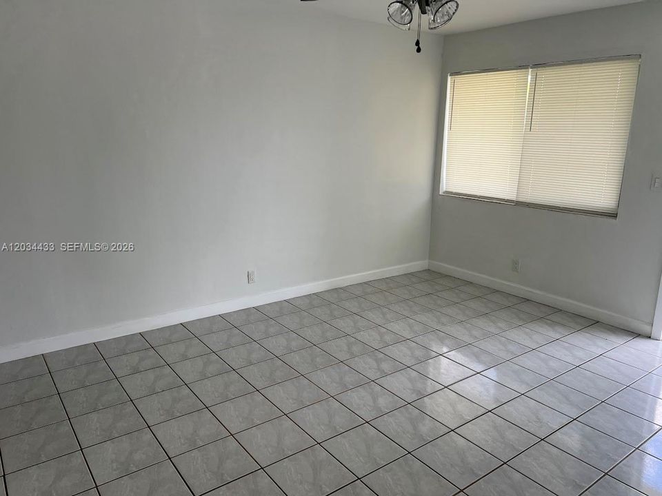 For Rent: $1,950 (2 beds, 1 baths, 1640 Square Feet)