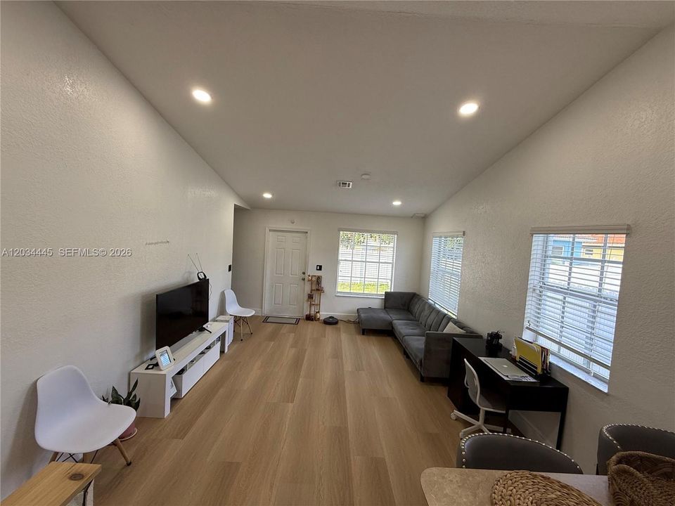 En Venta: $440,000 (3 camas, 2 baños, 991 Pies cuadrados)