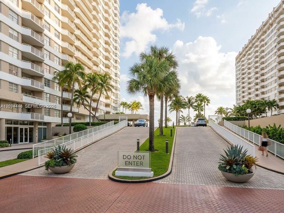 For Sale: $300,000 (1 beds, 1 baths, 870 Square Feet)