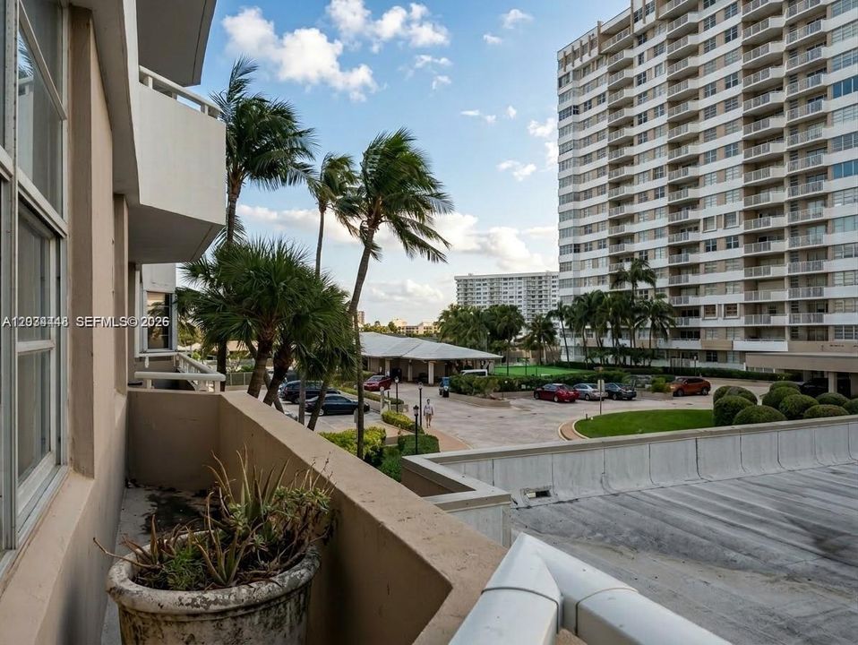 For Sale: $300,000 (1 beds, 1 baths, 870 Square Feet)