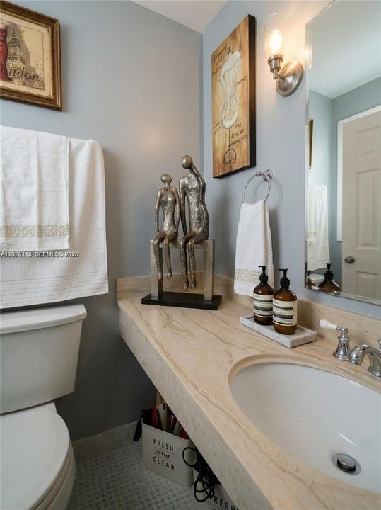 For Sale: $300,000 (1 beds, 1 baths, 870 Square Feet)