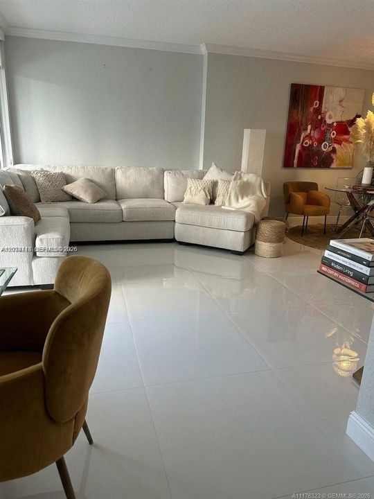 For Sale: $300,000 (1 beds, 1 baths, 870 Square Feet)