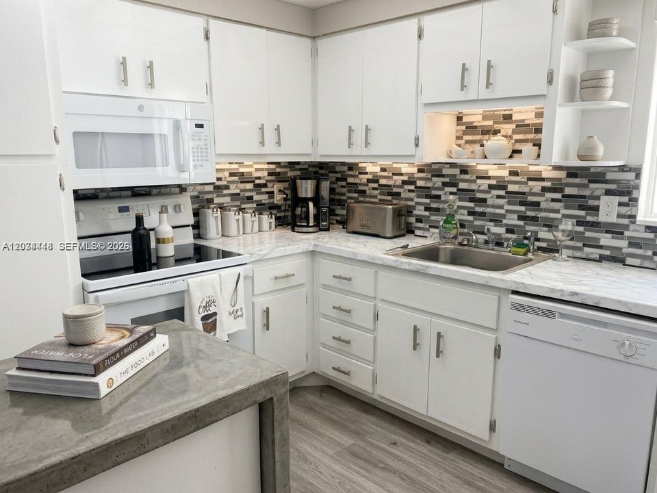 For Sale: $300,000 (1 beds, 1 baths, 870 Square Feet)