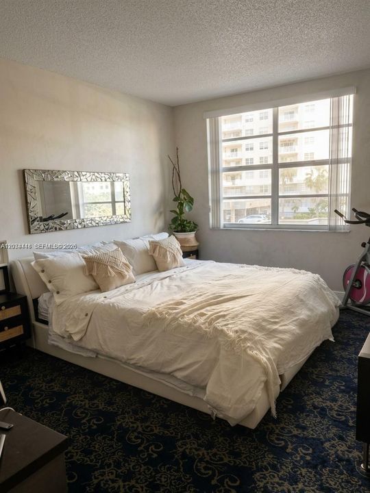 For Sale: $300,000 (1 beds, 1 baths, 870 Square Feet)