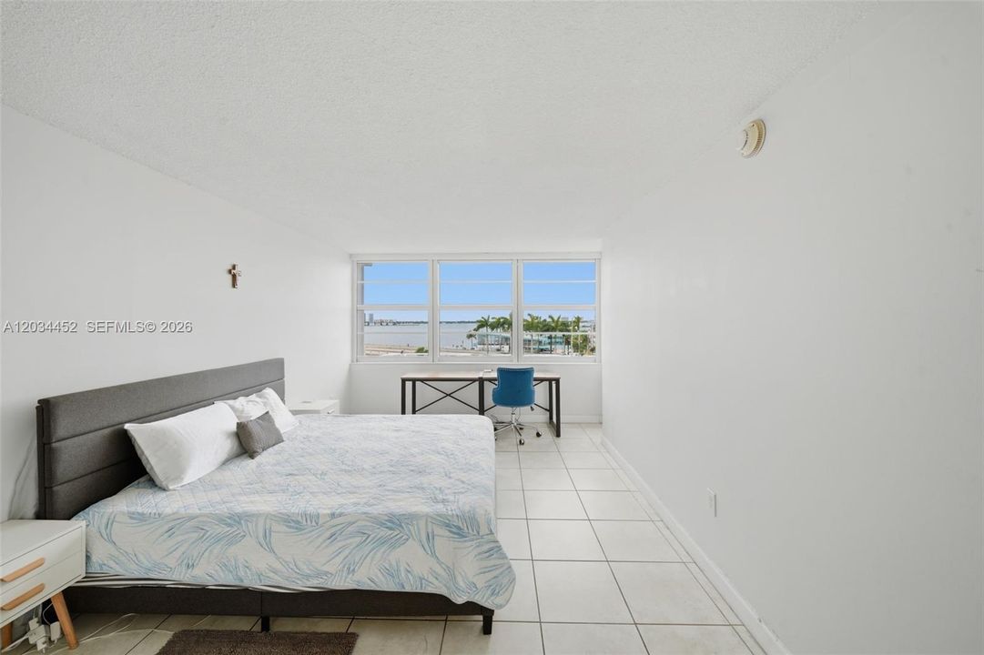 For Sale: $355,000 (2 beds, 2 baths, 1100 Square Feet)