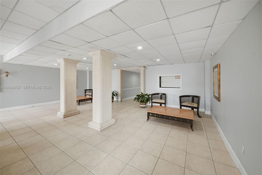 For Sale: $355,000 (2 beds, 2 baths, 1100 Square Feet)