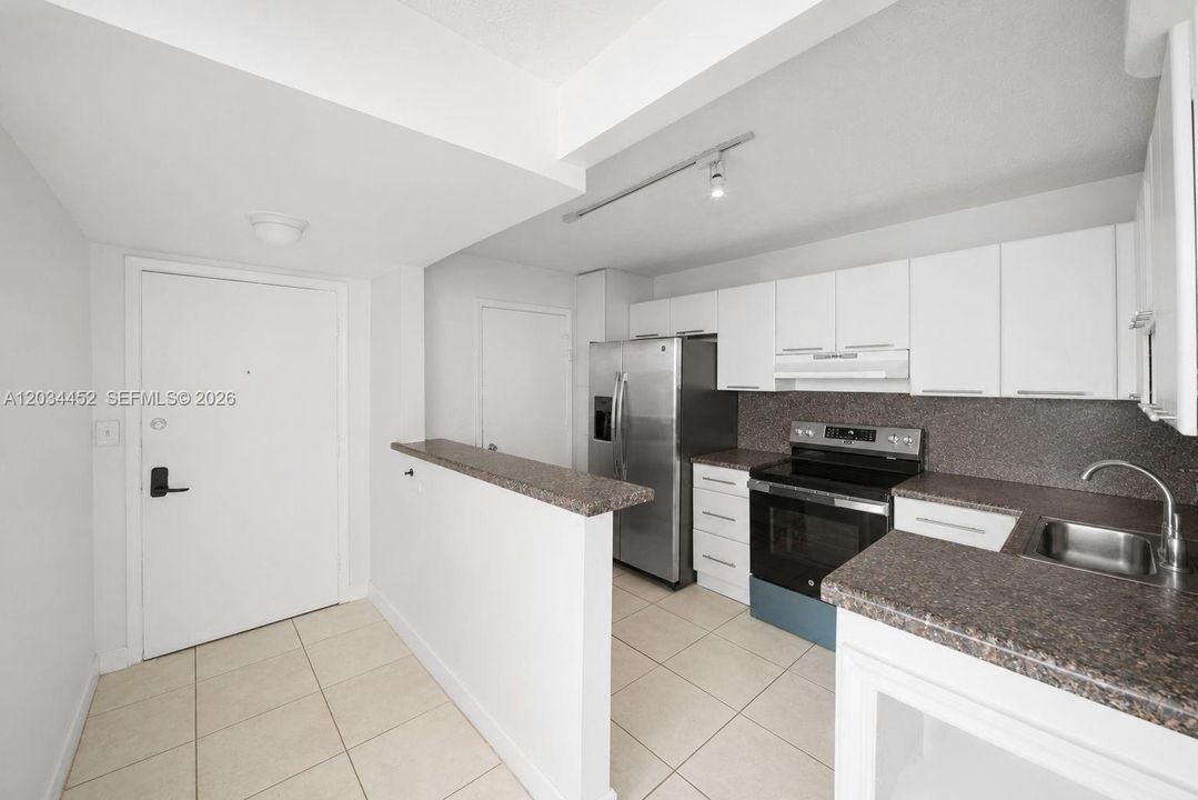 For Sale: $355,000 (2 beds, 2 baths, 1100 Square Feet)