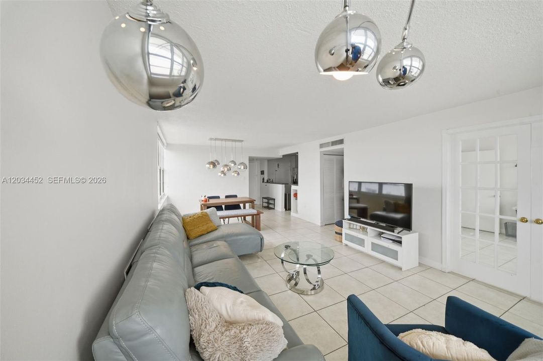 For Sale: $355,000 (2 beds, 2 baths, 1100 Square Feet)