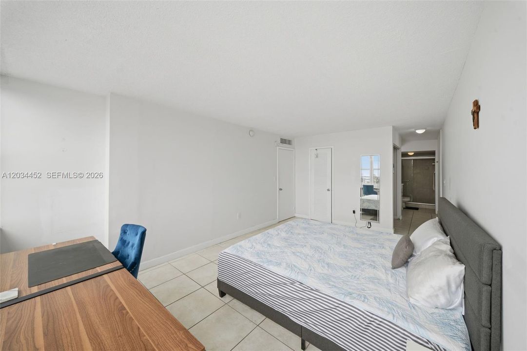 For Sale: $355,000 (2 beds, 2 baths, 1100 Square Feet)