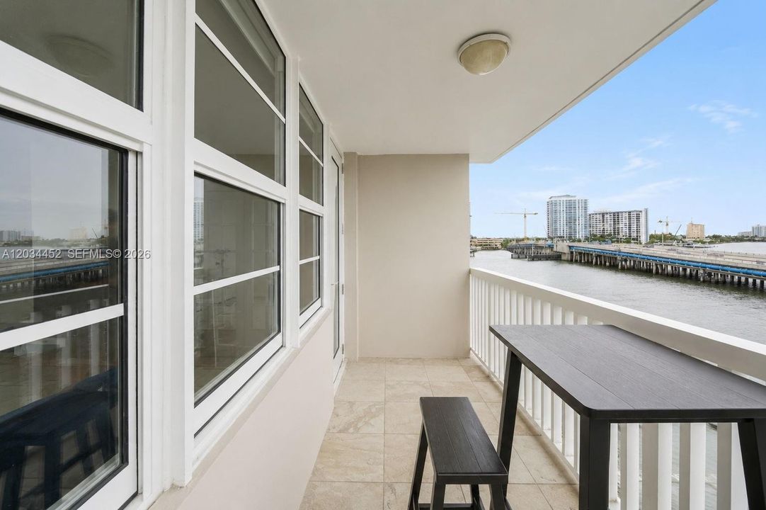 For Sale: $355,000 (2 beds, 2 baths, 1100 Square Feet)