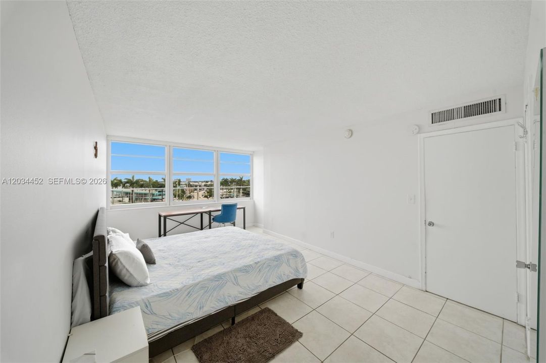 For Sale: $355,000 (2 beds, 2 baths, 1100 Square Feet)