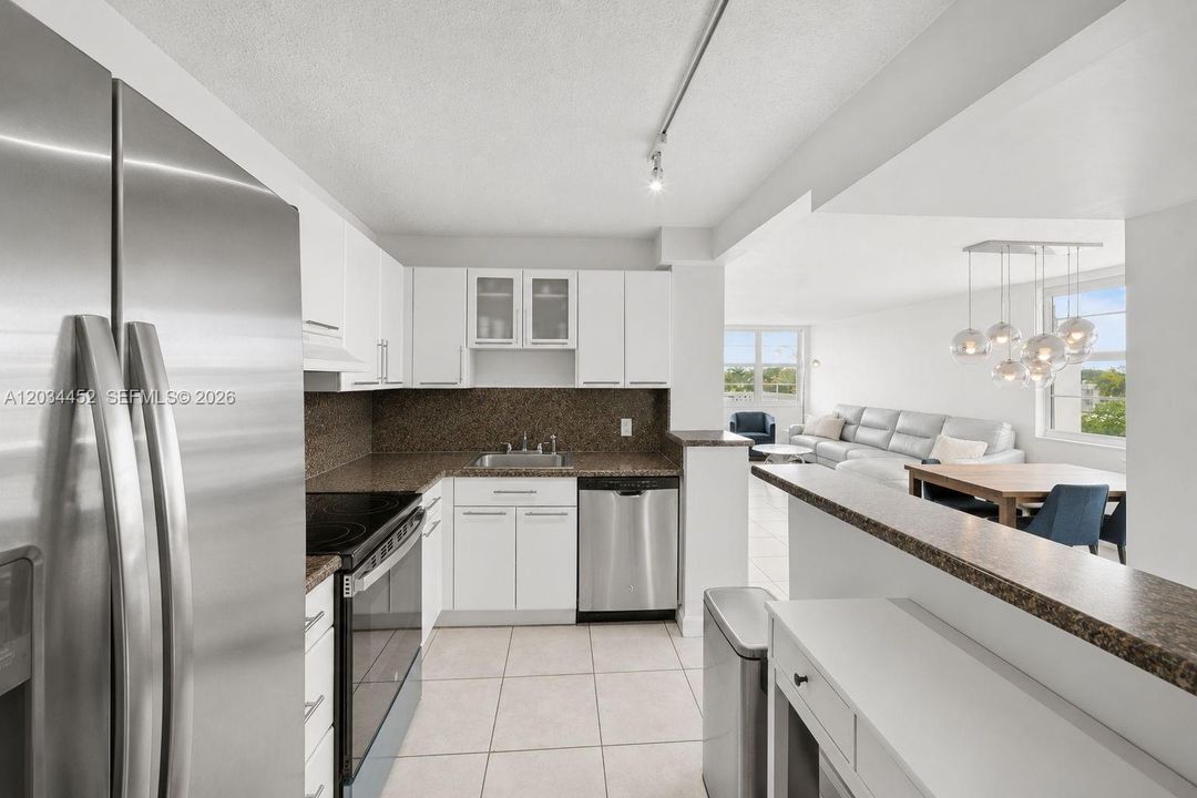 For Sale: $355,000 (2 beds, 2 baths, 1100 Square Feet)