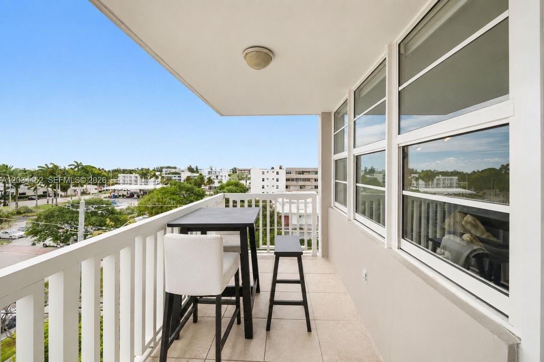 For Sale: $355,000 (2 beds, 2 baths, 1100 Square Feet)