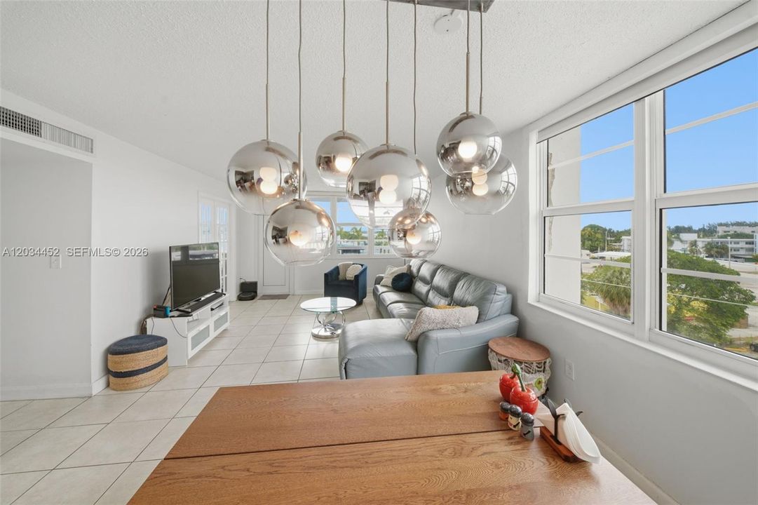 For Sale: $355,000 (2 beds, 2 baths, 1100 Square Feet)