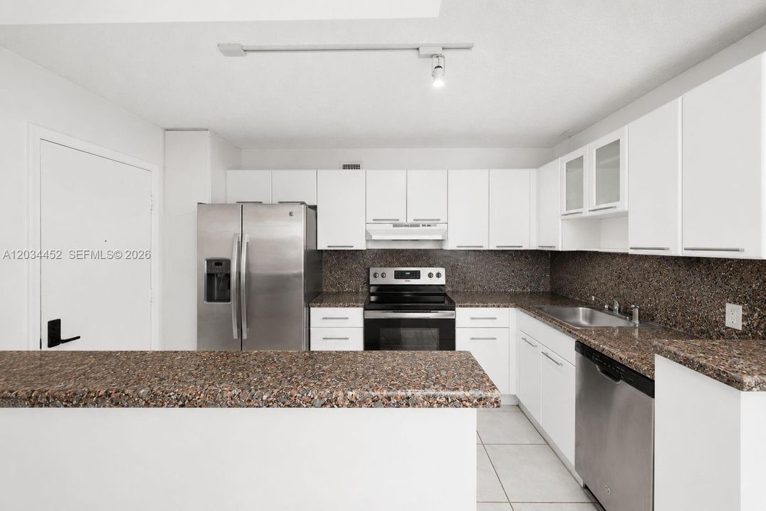 For Sale: $355,000 (2 beds, 2 baths, 1100 Square Feet)
