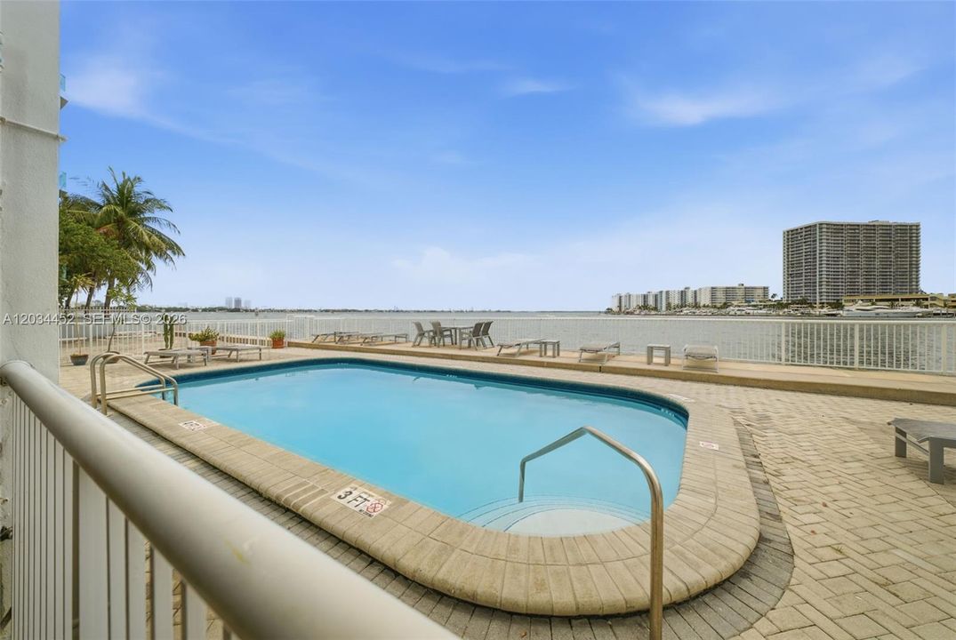 For Sale: $355,000 (2 beds, 2 baths, 1100 Square Feet)