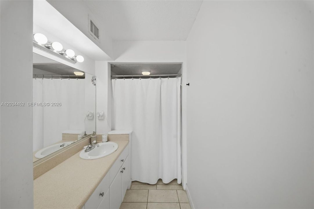 For Sale: $355,000 (2 beds, 2 baths, 1100 Square Feet)