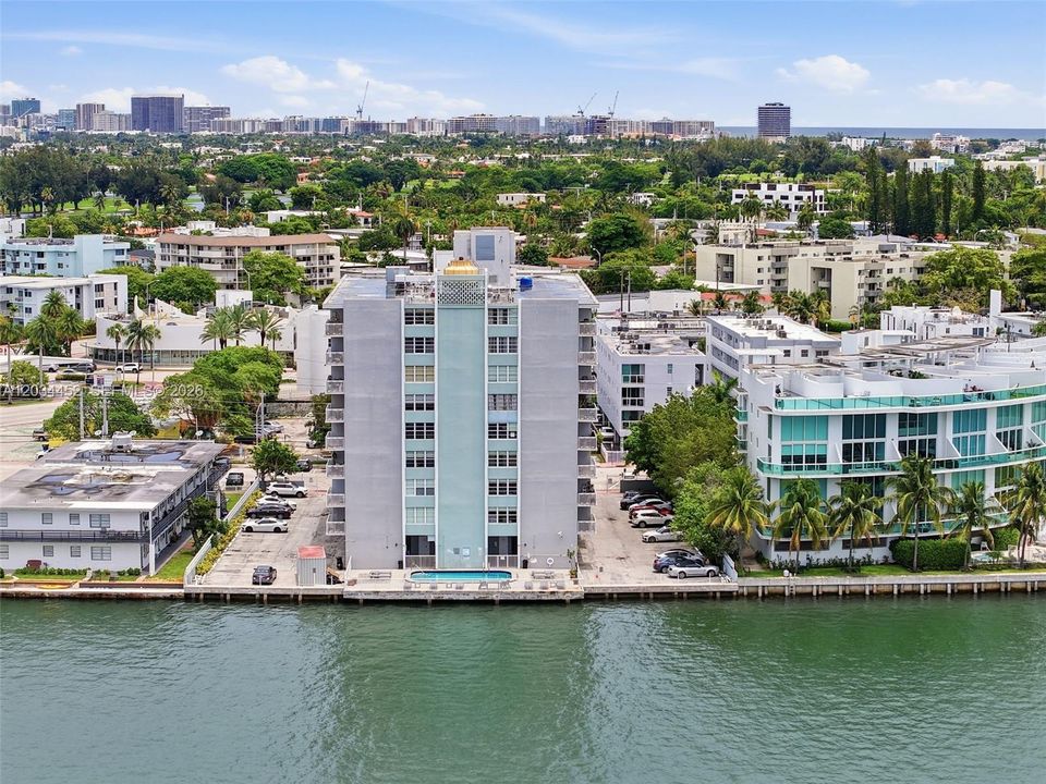 For Sale: $355,000 (2 beds, 2 baths, 1100 Square Feet)