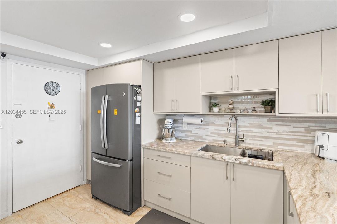 Active With Contract: $165,000 (1 beds, 2 baths, 861 Square Feet)