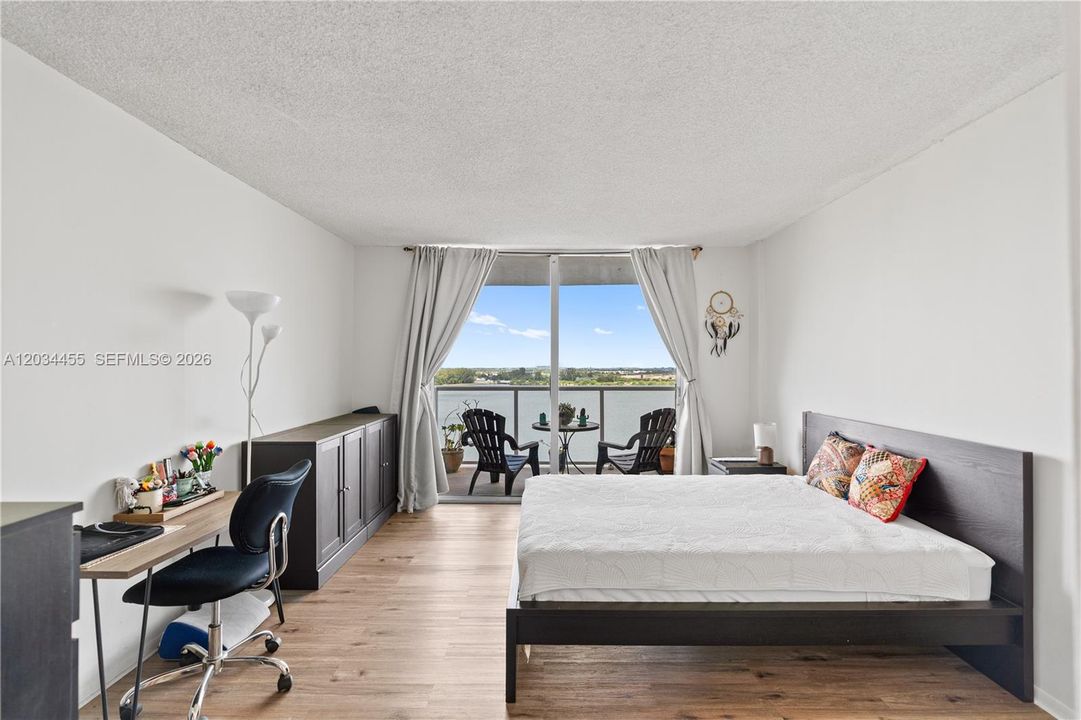 Active With Contract: $165,000 (1 beds, 2 baths, 861 Square Feet)