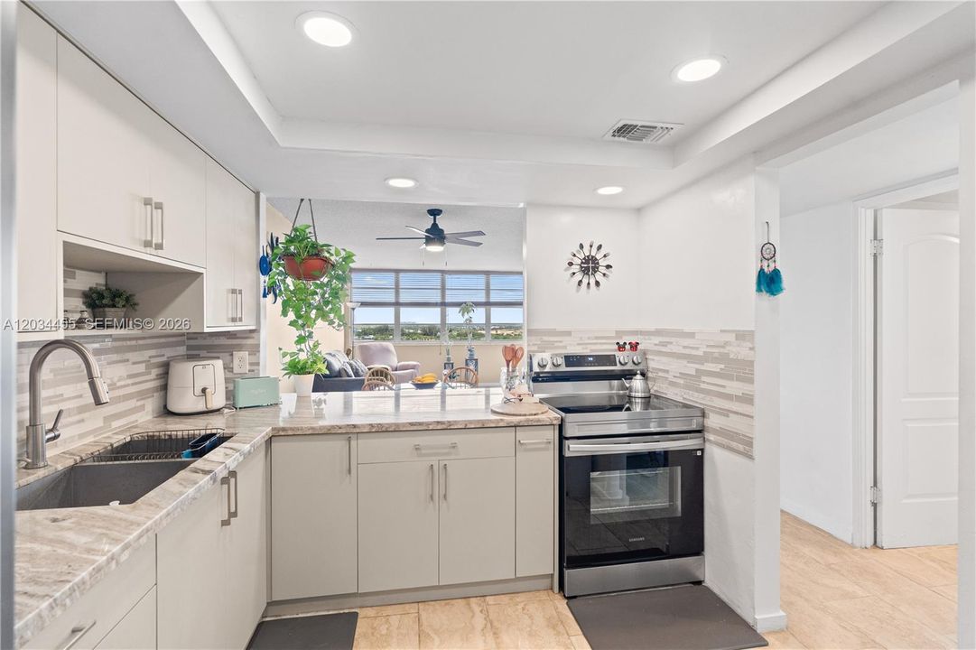 Active With Contract: $165,000 (1 beds, 2 baths, 861 Square Feet)