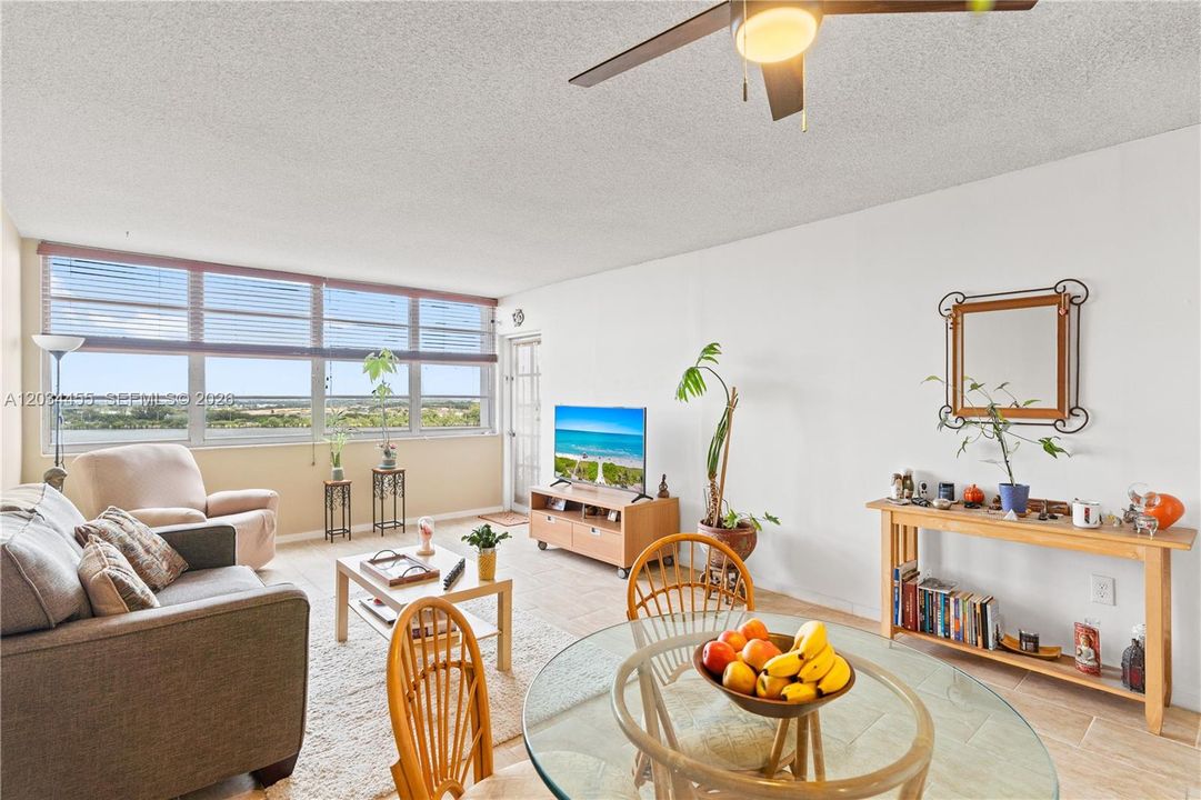 Active With Contract: $165,000 (1 beds, 2 baths, 861 Square Feet)