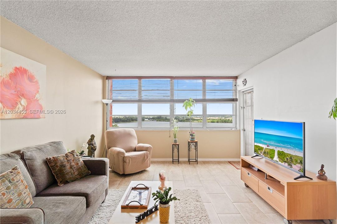 Active With Contract: $165,000 (1 beds, 2 baths, 861 Square Feet)