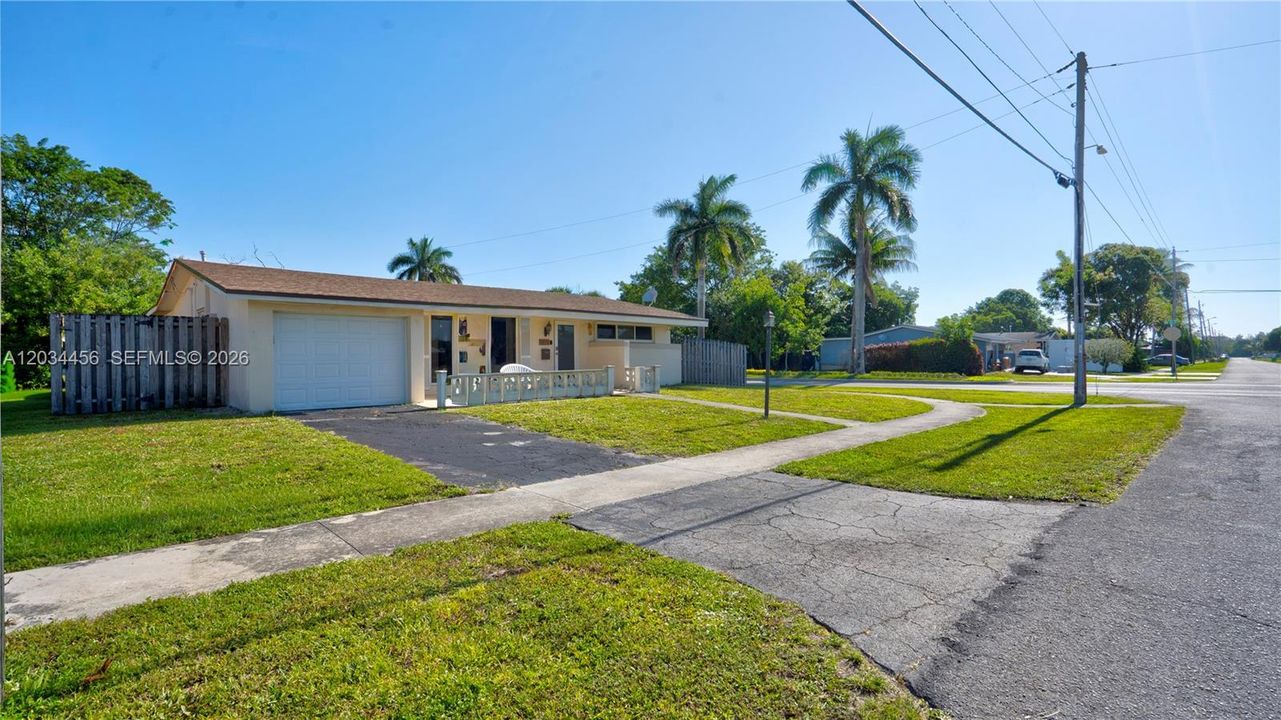 For Sale: $445,000 (2 beds, 2 baths, 1200 Square Feet)