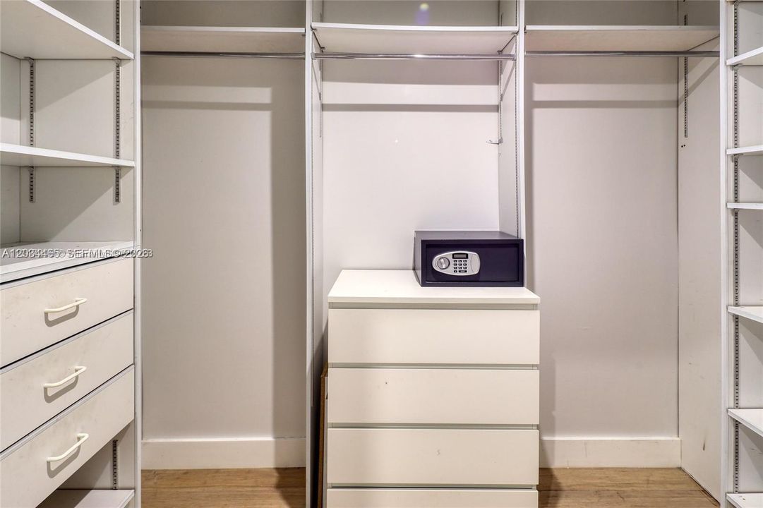 出租: $4,200 (3 贝兹, 3 浴室, 1955 平方英尺)