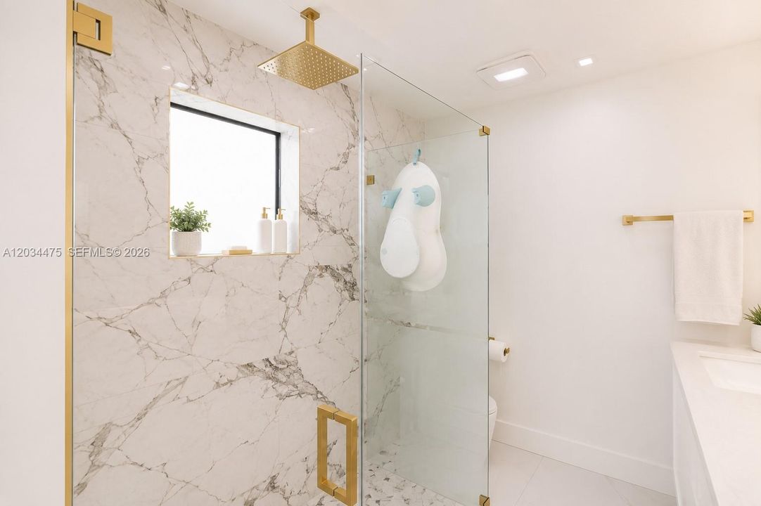 En Venta: $825,000 (5 camas, 3 baños, 1673 Pies cuadrados)