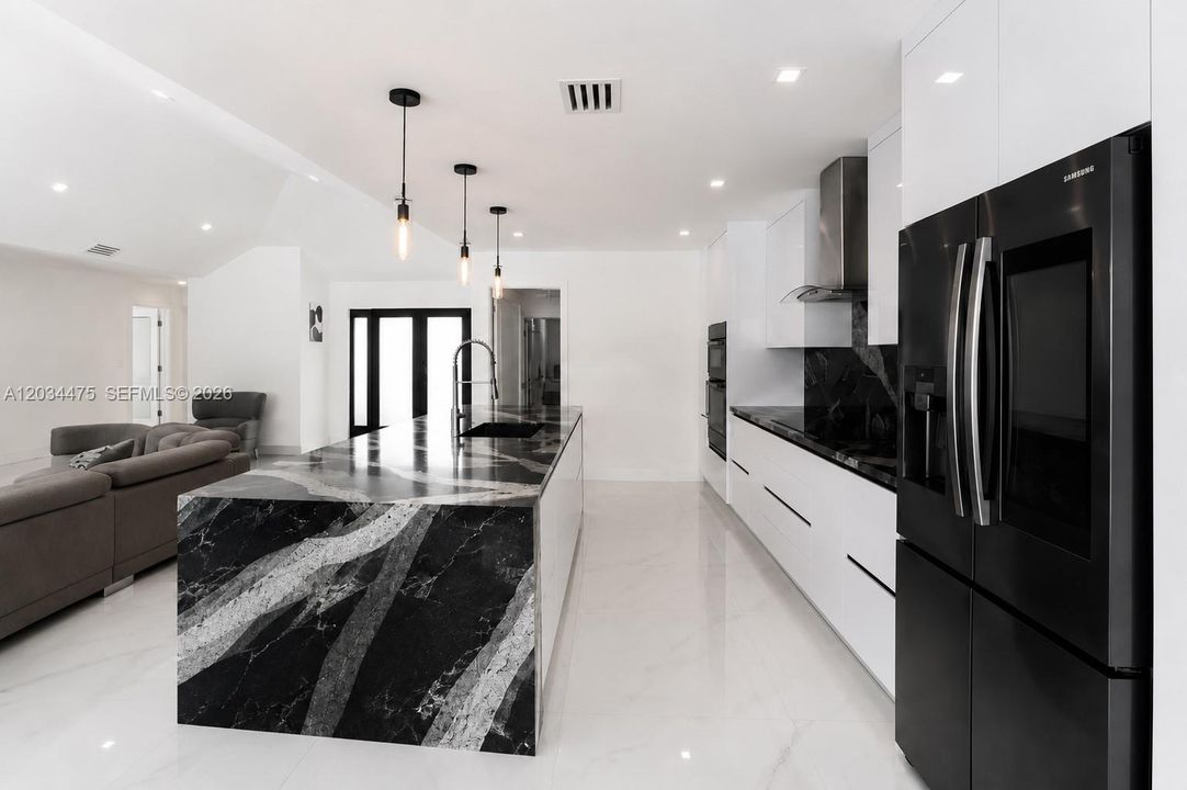 En Venta: $825,000 (5 camas, 3 baños, 1673 Pies cuadrados)