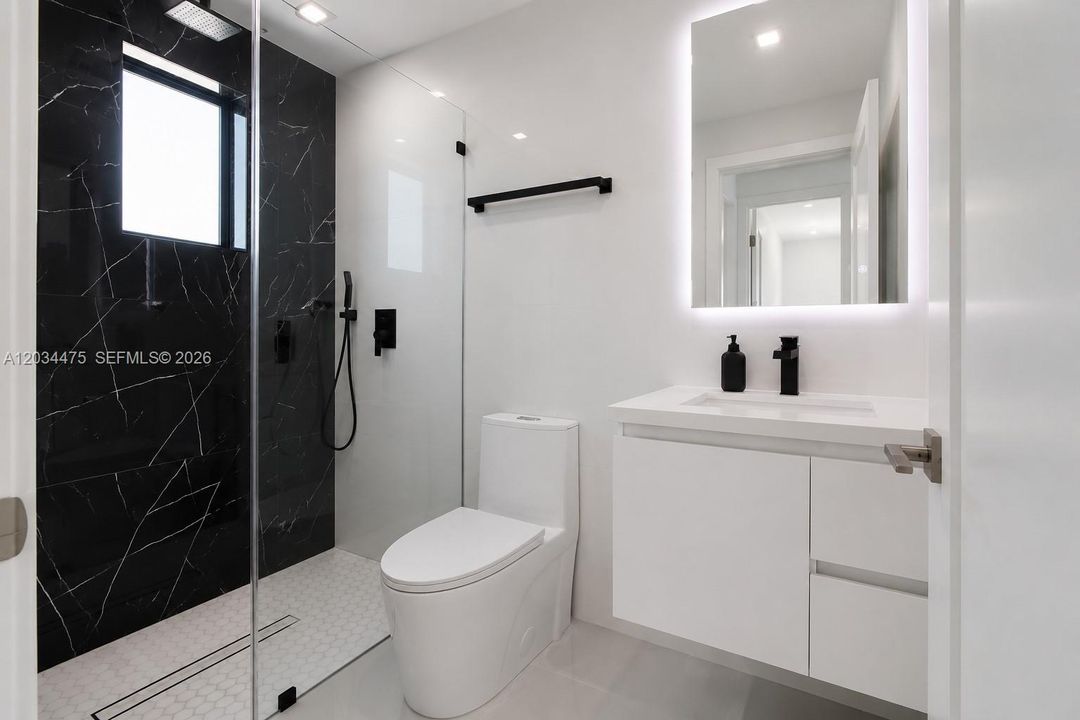 En Venta: $825,000 (5 camas, 3 baños, 1673 Pies cuadrados)