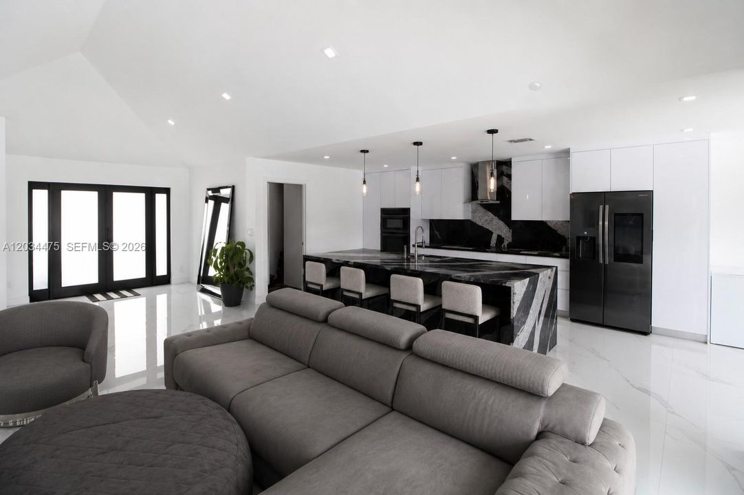 En Venta: $825,000 (5 camas, 3 baños, 1673 Pies cuadrados)