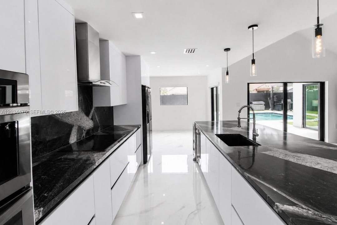 En Venta: $825,000 (5 camas, 3 baños, 1673 Pies cuadrados)