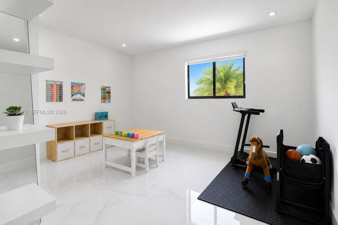 En Venta: $825,000 (5 camas, 3 baños, 1673 Pies cuadrados)
