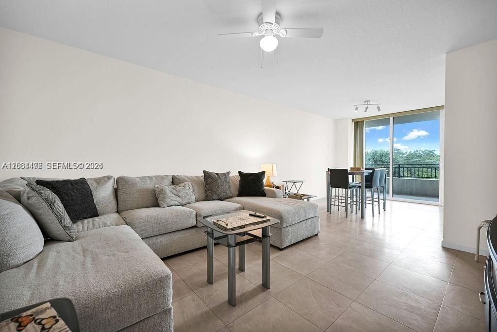 For Sale: $349,000 (1 beds, 1 baths, 776 Square Feet)