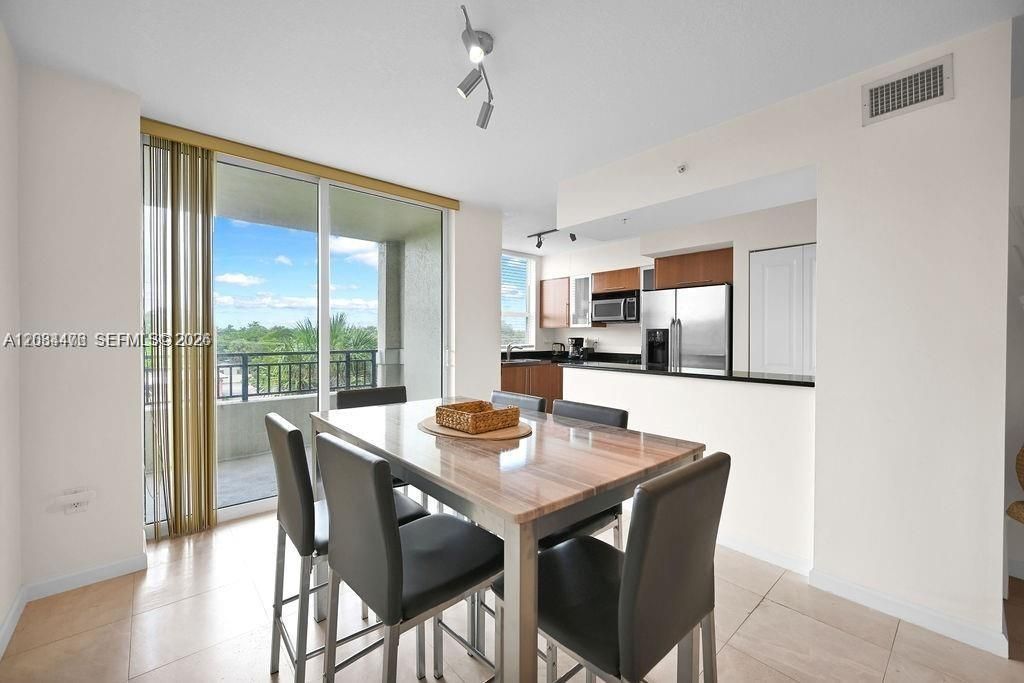 For Sale: $349,000 (1 beds, 1 baths, 776 Square Feet)