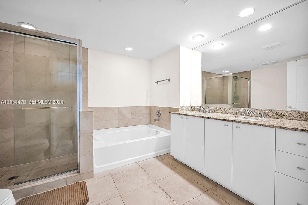 For Sale: $349,000 (1 beds, 1 baths, 776 Square Feet)