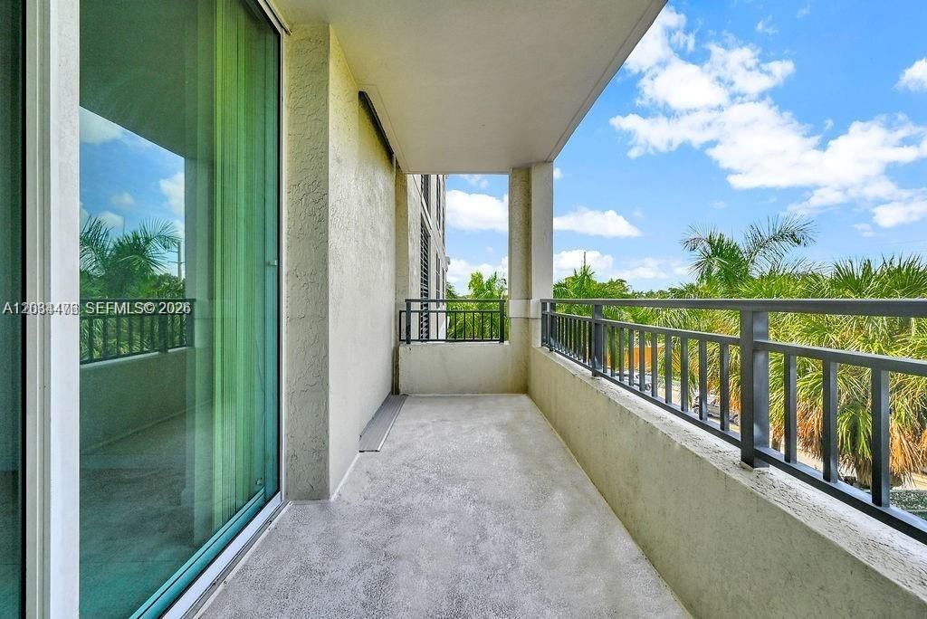 For Sale: $349,000 (1 beds, 1 baths, 776 Square Feet)