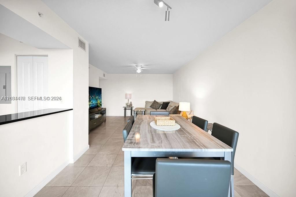 For Sale: $349,000 (1 beds, 1 baths, 776 Square Feet)