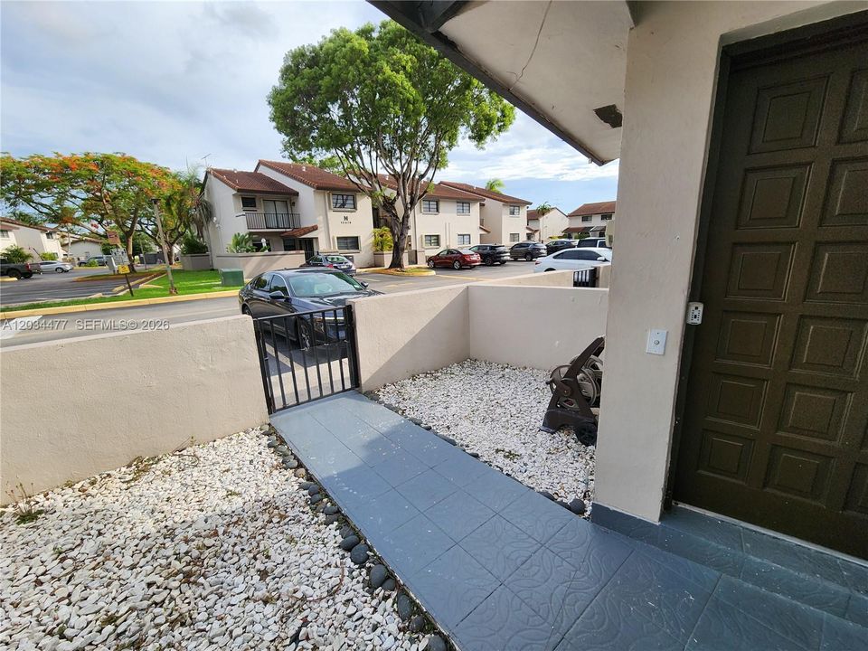 For Rent: $2,600 (2 beds, 2 baths, 1160 Square Feet)