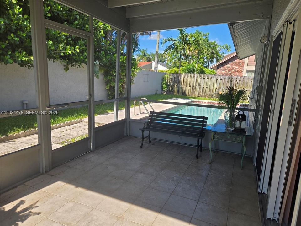 En Venta: $555,000 (3 camas, 2 baños, 1427 Pies cuadrados)