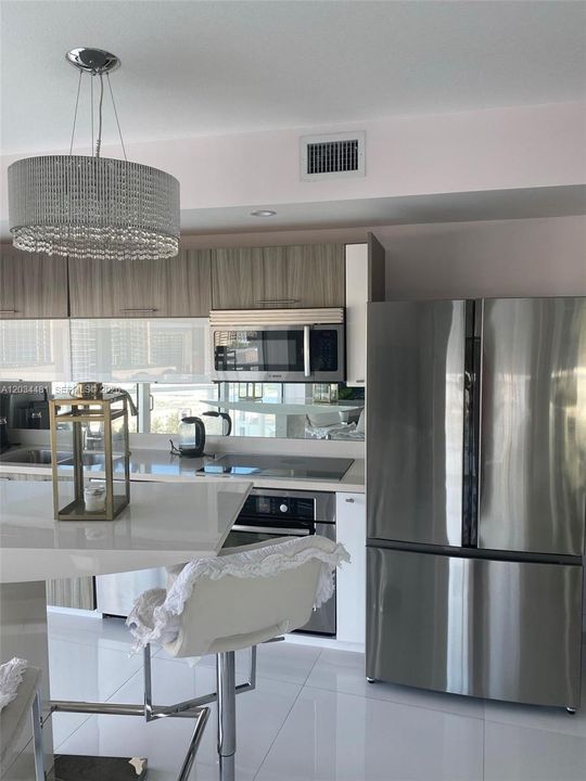 For Rent: $3,250 (1 beds, 1 baths, 530 Square Feet)