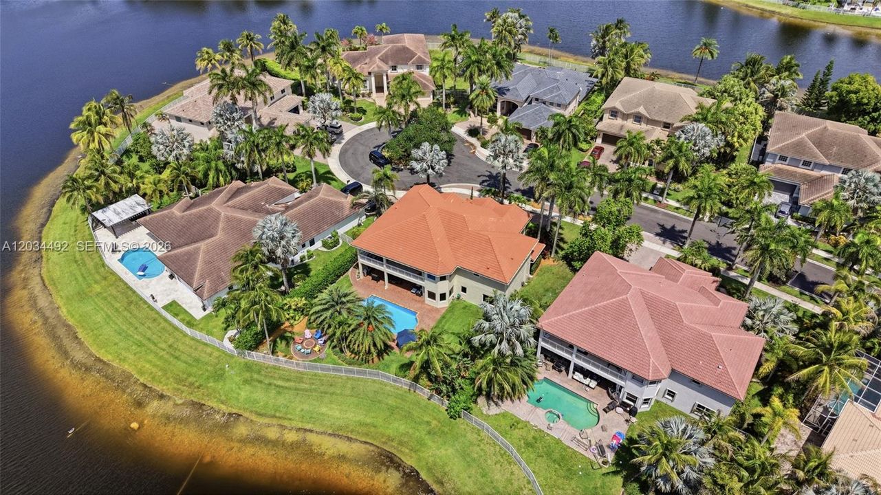 For Sale: $2,100,000 (5 beds, 5 baths, 4985 Square Feet)