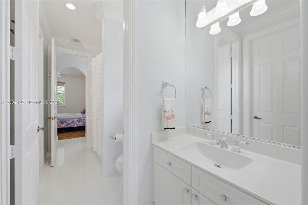 For Sale: $2,100,000 (5 beds, 5 baths, 4985 Square Feet)